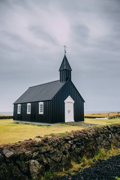 Paisaje islandés con una iglesia negra . — Foto de Stock