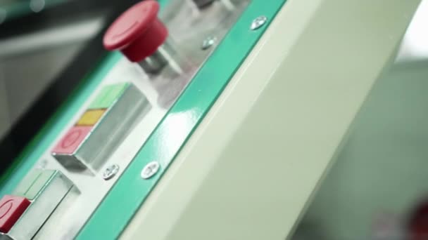 Close-up van een druk op de startknop. — Stockvideo