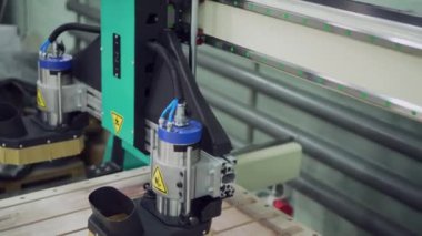 Cnc makinesinin ögeleri taşınıyor, yakın plan.