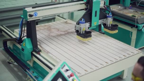 The operator controls the operation of the CNC machine. — Stock Video