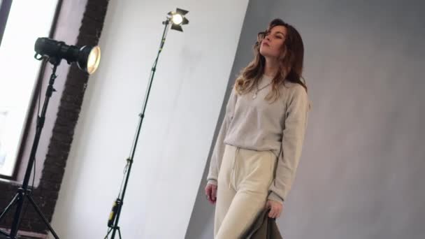 Modelo feminino posando no estúdio durante sessão de fotos. — Vídeo de Stock