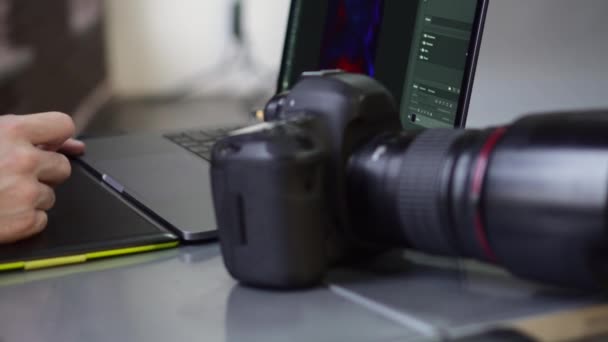 Gros plan du photographe créatif à l'aide d'une tablette graphique pour retoucher . — Video