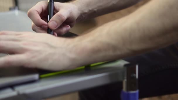 Mãos de um fotógrafo masculino, designer usar um tablet gráfico . — Vídeo de Stock