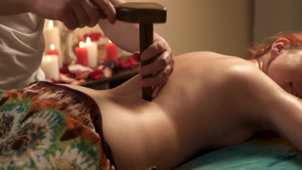 Thai massage hammer therapy, close-up. — стокове відео