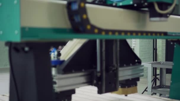 De bediener controleert de werking van de CNC-machine. — Stockvideo