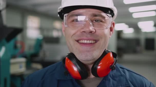 Sonriente trabajador de la fábrica macho mostrando pulgares hacia arriba signo . — Vídeos de Stock