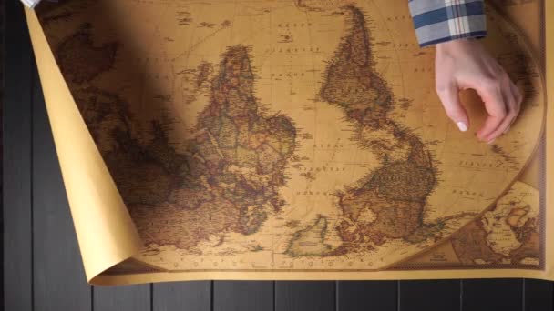 Az utazó előhúz egy térképet az asztalon.. — Stock videók