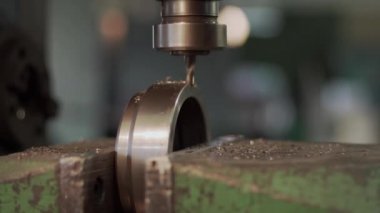 Matkap, metal bir parçayı işliyor..