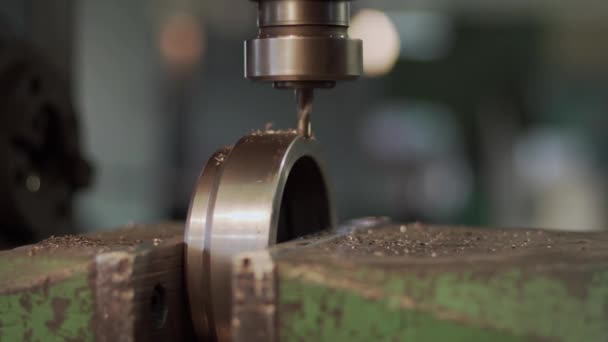 Vrtačka zpracovává kovovou část. — Stock video