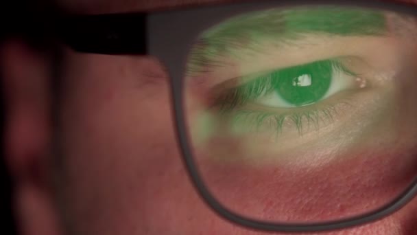 Screen reflection in glasses, eye close-up. — Stockvideo