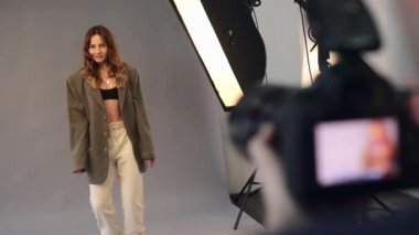 Bir kadın model erkek fotoğrafçı için poz verir..