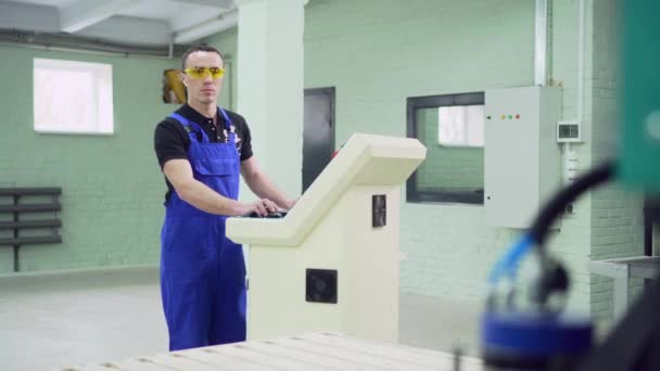 Provozovatel řídí provoz CNC stroje. — Stock video