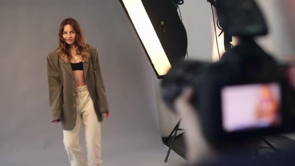 Un mannequin féminin pose pour un photographe masculin. — Video