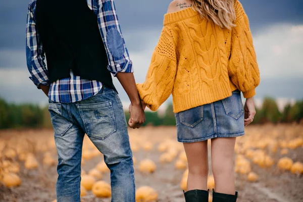 Balkabağı tarlasında dikiz aynasından bakan genç bir çift..