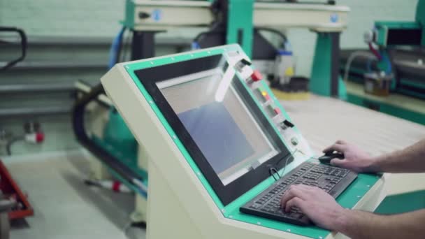 El operador controla el funcionamiento de la máquina CNC . — Vídeo de stock