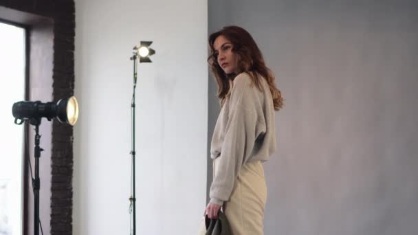 Modelo femenino posando en el estudio durante la sesión de fotos. — Vídeo de stock