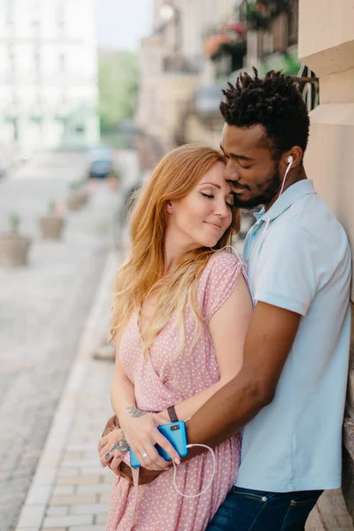 Una pareja joven está escuchando música en los auriculares . —  Fotos de Stock