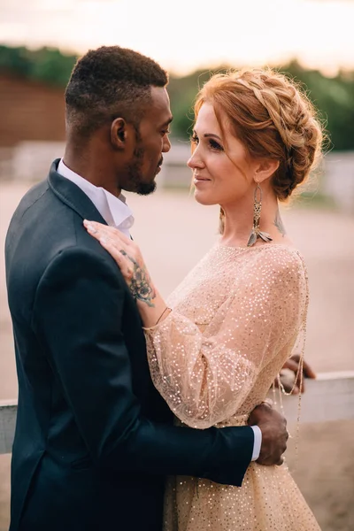 İki aşık gün batımında sarılır.