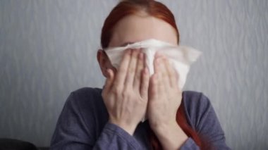 Hasta kadın evde kağıt bir eşarba hapşırıyor..