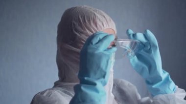 Kadın doktor güvenlik gözlüğü takıyor..