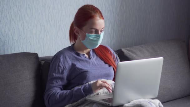 Eine Frau benutzt zu Hause einen Laptop in Quarantäne. — Stockvideo