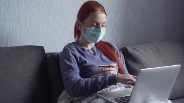 A woman makes online purchases in quarantine at home. — Stock Video