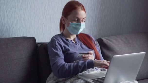 Una donna fa acquisti online in quarantena a casa . — Video Stock