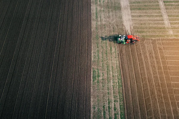 Ciągnik pracuje na polu wiosną. — Zdjęcie stockowe