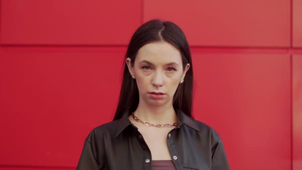 Woman puts on a protective mask. — Stock Video