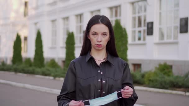 Woman puts on a protective mask. — Stock Video