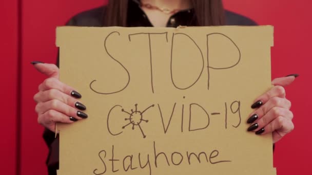 Молодая женщина зовет остаться дома. Эпидемия коронавируса . — стоковое видео