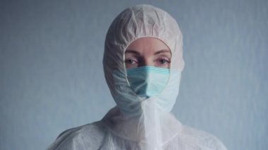 Kadın doktor güvenlik gözlüğü takıyor..