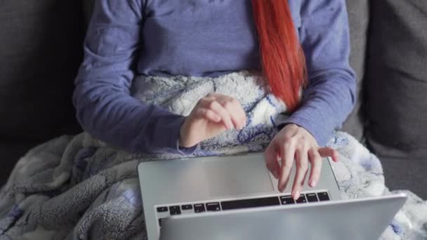 Μια γυναίκα χρησιμοποιεί ένα φορητό υπολογιστή στο σπίτι σε καραντίνα. — Αρχείο Βίντεο