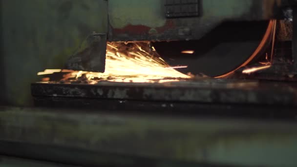 Die Maschine verarbeitet Metallformfunken. — Stockvideo