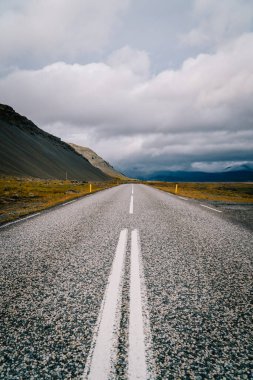 Ufuk boyunca giden yol, İzlanda manzarası..
