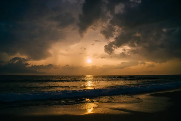 Золотой час на океане, летний вечер — стоковое фото