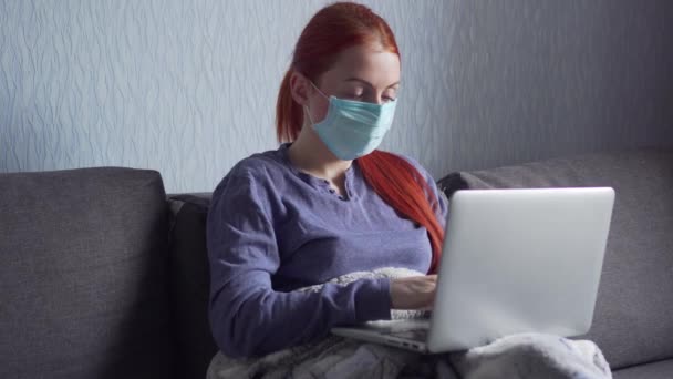 A woman uses a laptop at home in quarantine. — Stock Video