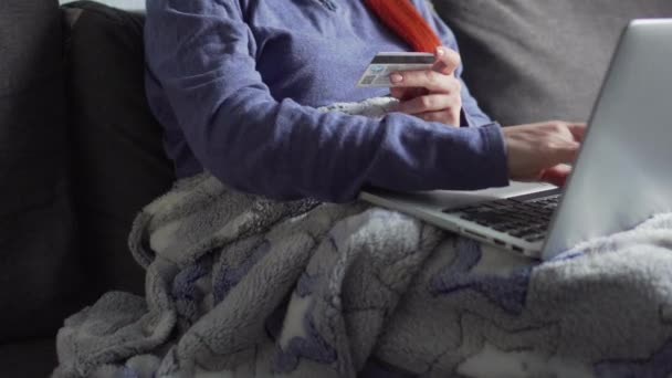 En kvinna gör inköp online i karantän hemma. — Stockvideo