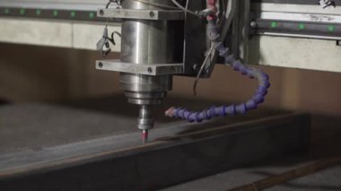 Yüksek teknolojili bir makinenin çeliğini kesme işlemi devam ediyor.