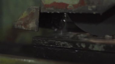 Makine metal oluşum kıvılcımlarını işliyor.