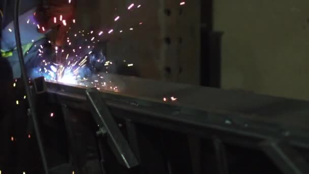 Un saldatore sta saldando gli elementi di costruzione del metallo, primo piano . — Video Stock