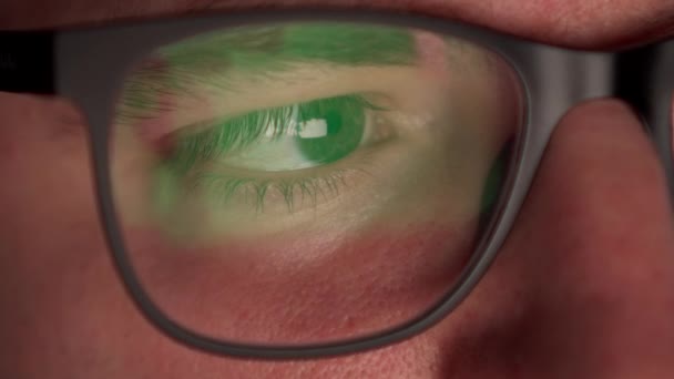 Reflexion des Bildschirms in der Brille, Nahaufnahme der Augen. — Stockvideo