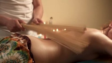 Bir erkek bir kadına Tayland masajı yapar..
