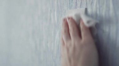 Kadın dezenfekte düğmesi duvarda..