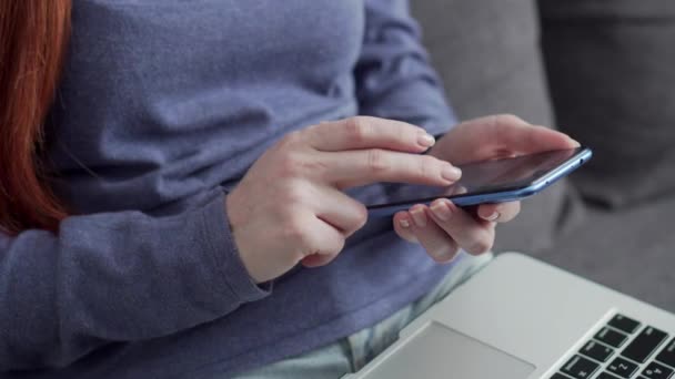 De vrouw in quarantaine gebruikt de telefoon thuis.. — Stockvideo