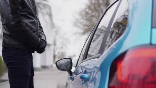 Ladrón de coches hacks alguien más coche . — Vídeo de stock