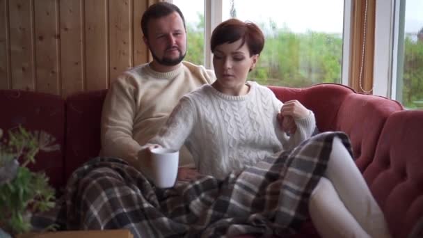 ロマンチックなカップルは家でソファの上に横たわっている. — ストック動画