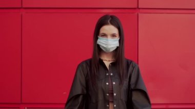 Genç bir kadın Coronavirus 'u durdurmak için arıyor..