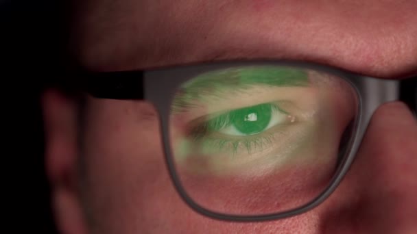 Un uomo naviga su Internet, un primo piano di occhiali . — Video Stock