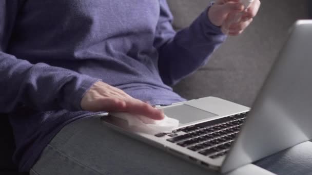 Frau reibt Tastatur mit antibakteriellem Wischtuch. — Stockvideo